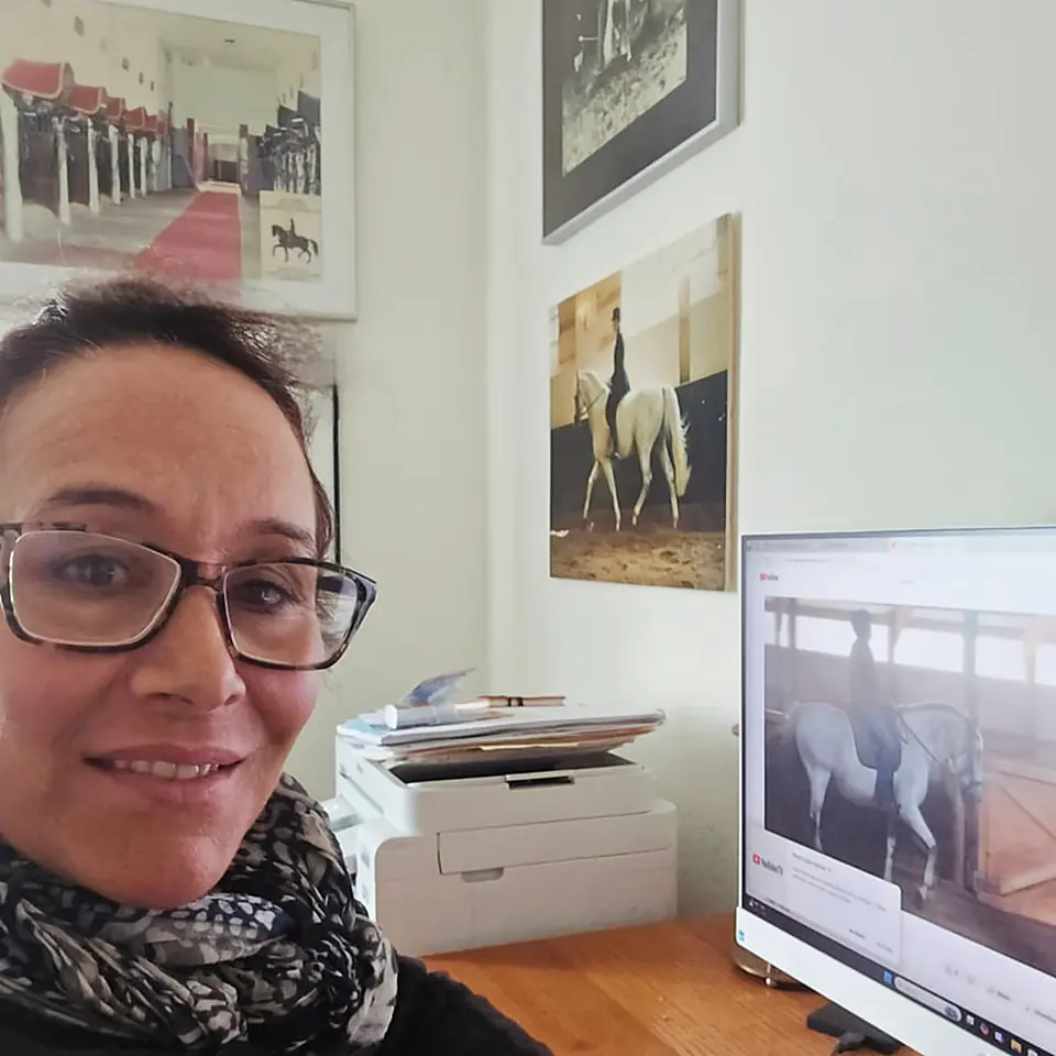 Tressa Boulden at her desk teaching a virtual lesson on screen